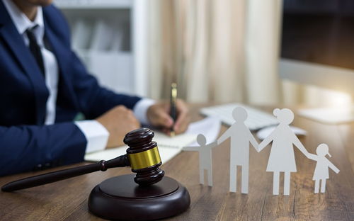 面对公司降薪协议，财产保险诉讼律师的应对策略与法律指南